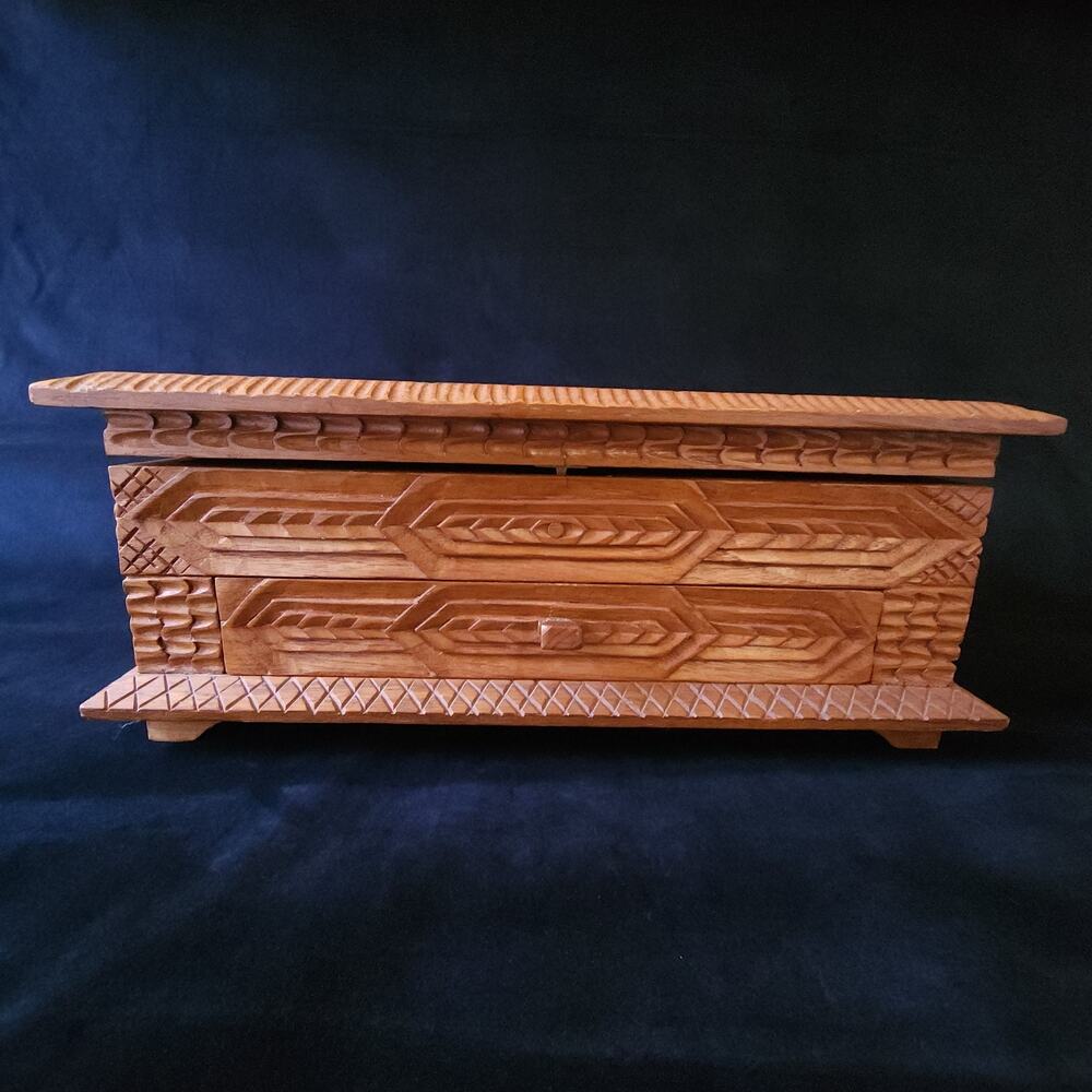 Vintage Kelvin Mfg Hand Carved Teak Wood Jewelry Trinket Box Red Velvet Lined - Picture 7 of 11